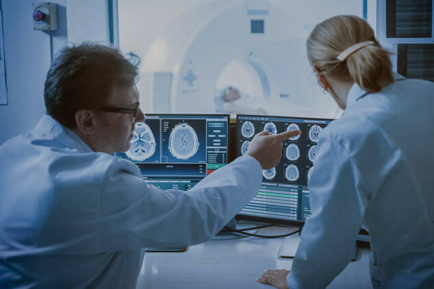 неврологи смотрят на рентген